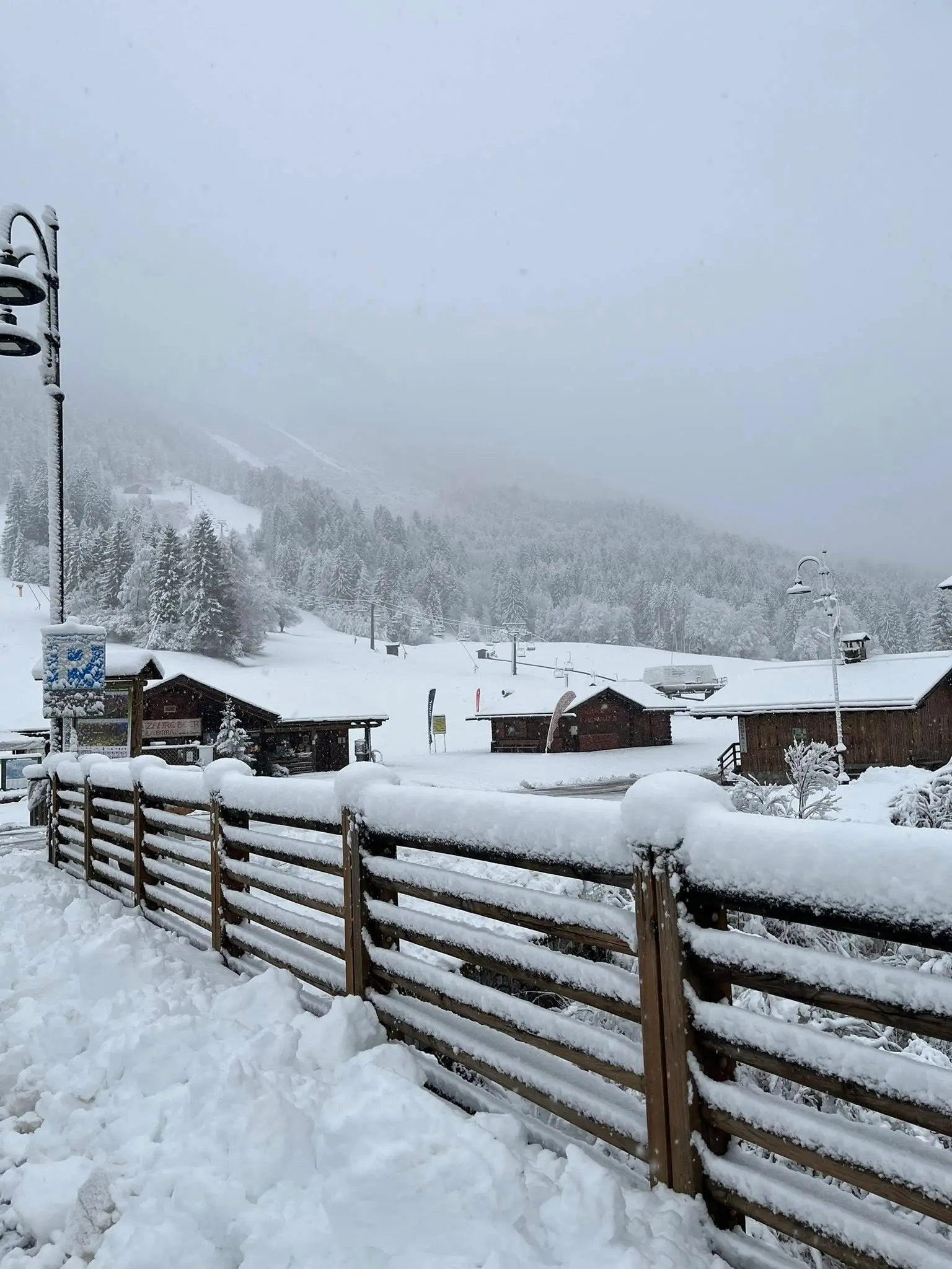Ecco Forni di Sopra completamente innevata dopo le ultime precipitazioni, con accumuli consistenti nel centro abitato. La neve ha ricoperto tetti e strade, rallentando la viabilità ma senza creare criticità rilevanti