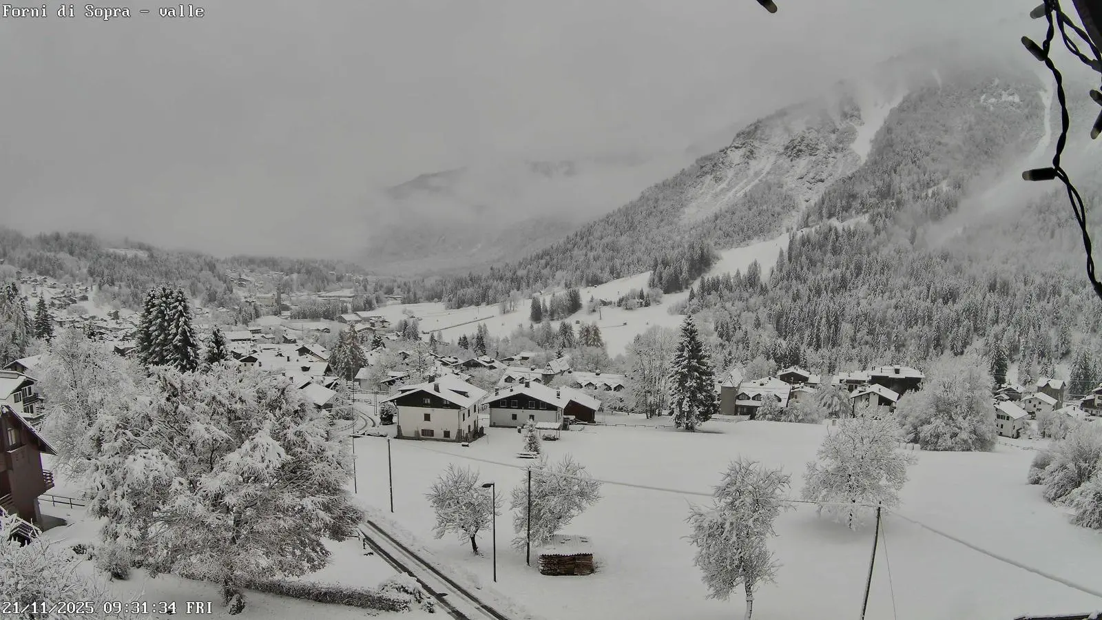 Ecco Forni di Sopra completamente innevata dopo le ultime precipitazioni, con accumuli consistenti nel centro abitato. La neve ha ricoperto tetti e strade, rallentando la viabilità ma senza creare criticità rilevanti