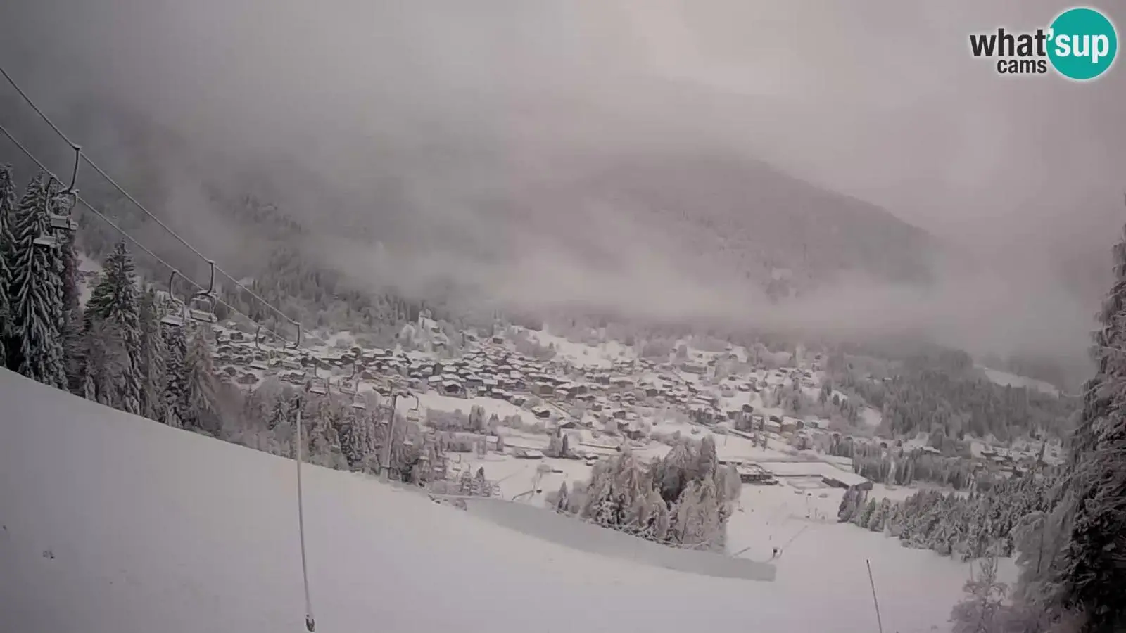 Ecco Forni di Sopra completamente innevata dopo le ultime precipitazioni, con accumuli consistenti nel centro abitato. La neve ha ricoperto tetti e strade, rallentando la viabilità ma senza creare criticità rilevanti