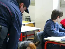 Un intervento dei carabinieri in una scuola