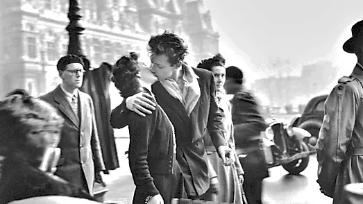 Uno dei più celebri baci della storia nella foto di Robert Doisneau