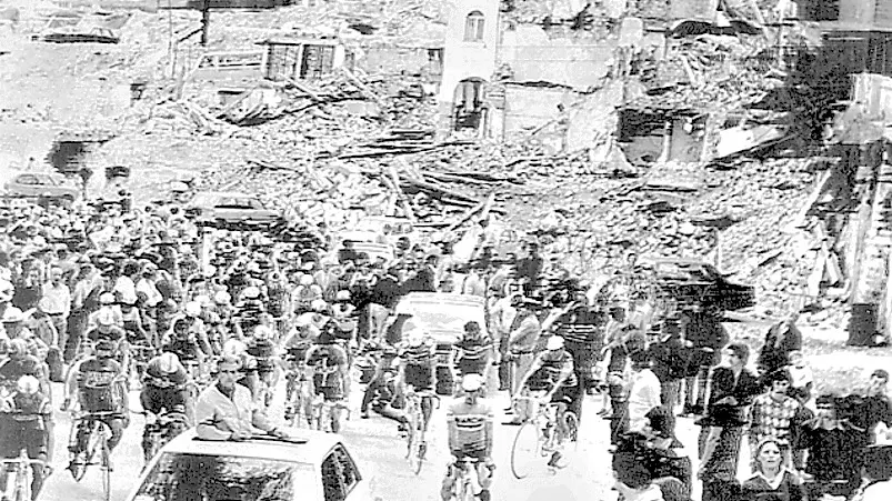 Il Giro d’Italia nel 1977 attraversa Gemona fra le macerie provocate dal terremoto