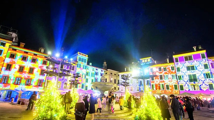 Fino a gennaio proiezioni e giochi di luci sulle facciate degli edifici del centro