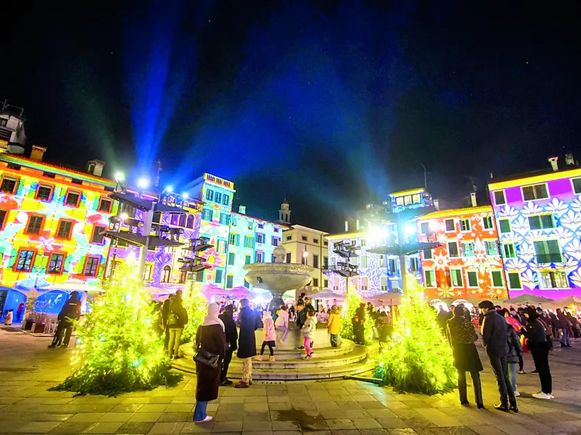 Fino a gennaio proiezioni e giochi di luci sulle facciate degli edifici del centro