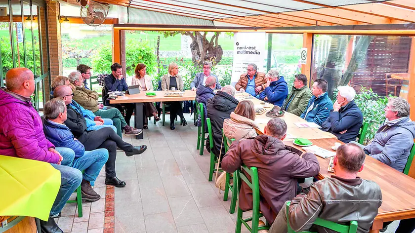 Amministratori, referenti delle associazioni e cittadini al caffè del Messaggero Veneto ospitato nell’agriturismo La Fattoria a Pavia di Udine Foto Petrussi