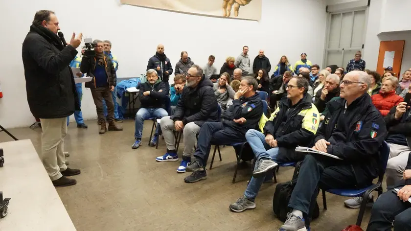 Frana di Brazzano, l'incontro con gli sfollati. Foto Bumbaca