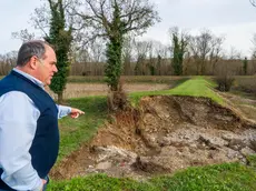 Il sindaco di Chiopris Viscone mostra i danni della frattura della barriera secondaria ©Foto Petrussi