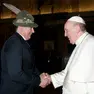 La stretta di mano tra Ilario Merlin, presidente della sezione Ana di Pordenone, e Papa Francesco
