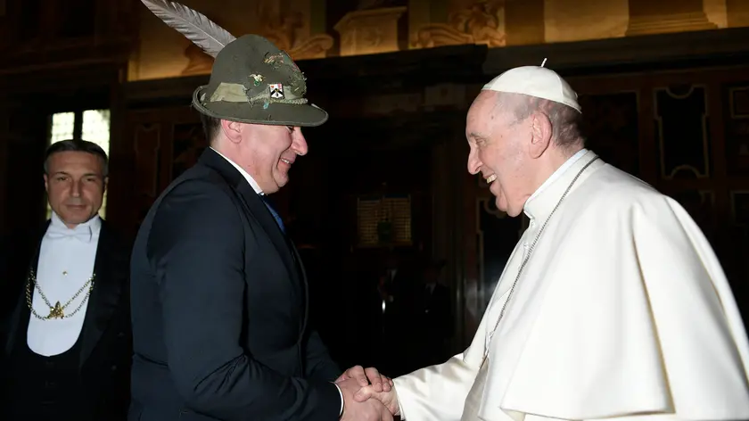 La stretta di mano tra Ilario Merlin, presidente della sezione Ana di Pordenone, e Papa Francesco