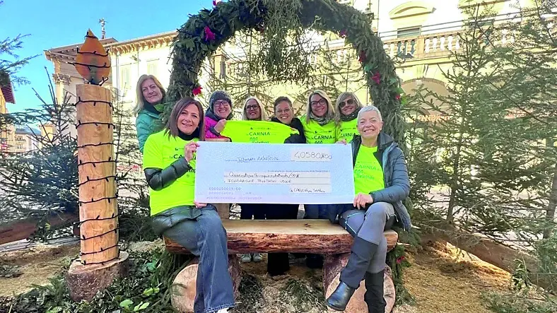 L'assegno con i fondi raccolti nell'edizione 2024