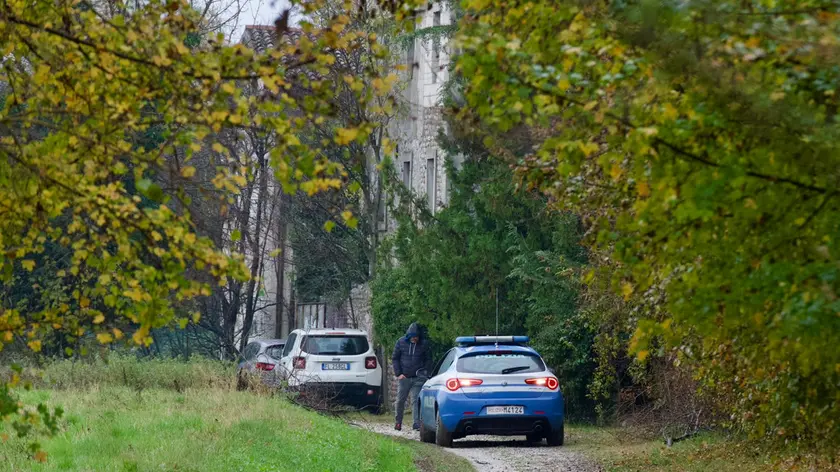 Le forze dell'ordine sul luogo del ritrovamento dei due corpi in via Bariglaria, a Udine