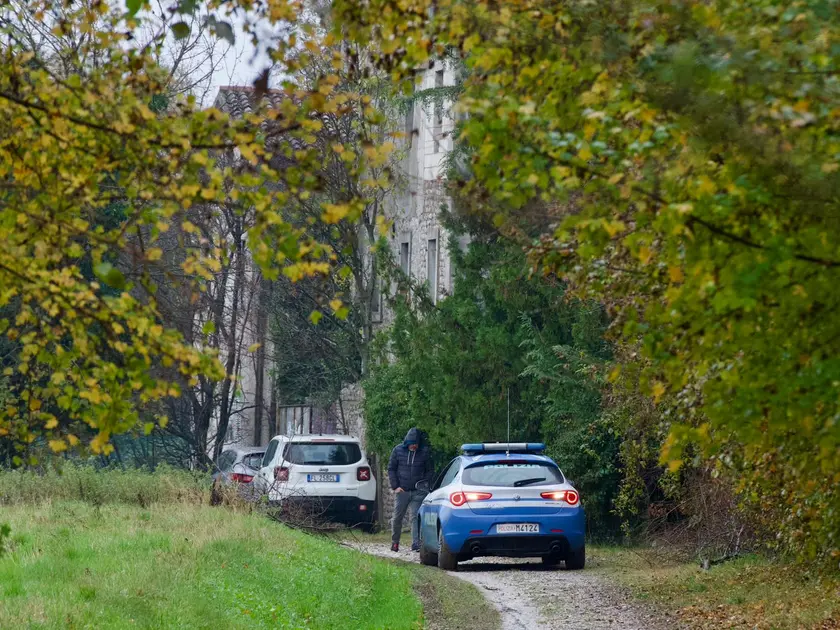 Le forze dell'ordine sul luogo del ritrovamento dei due corpi in via Bariglaria, a Udine (foto Petrussi)