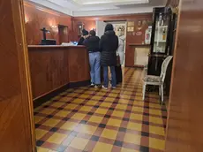 Un gruppo di ospiti davanti al bancone della reception