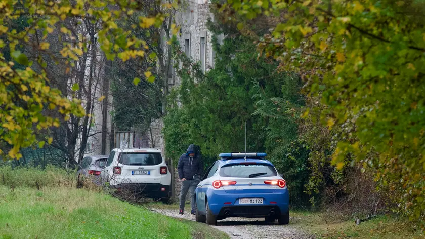 L'arrivo degli investigatori nell'area del casolare abbandonato. Foto Petrussi