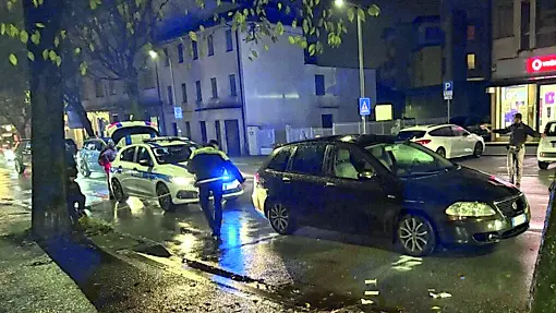 La polizia locale mentre effettua i rilievi sul luogo dell’incidente