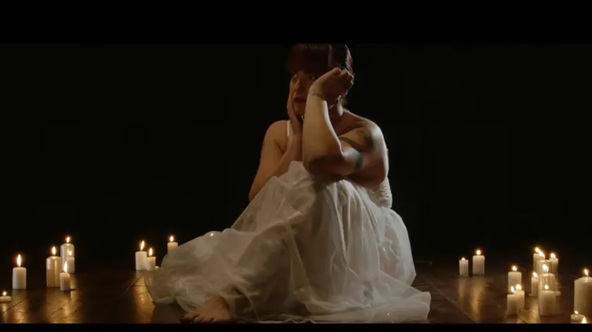 Un momento del videoclip del brano