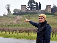 Il sindaco Comis mostra lo smottamento (foto Petrussi)