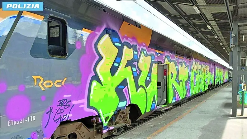 Uno dei convogli imbrattati dai writer: denunciati cinque giovani