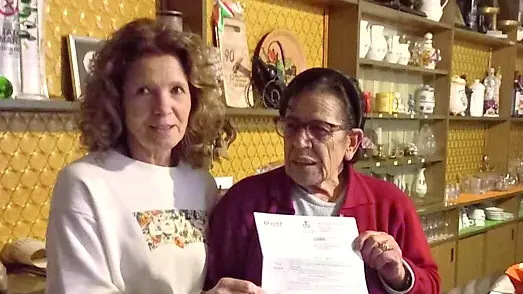 Da sinistra Loredana Vasconi ed Elisabetta Timpani con la bolletta incriminata