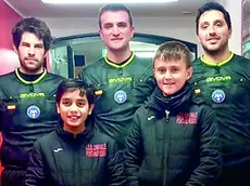 I due giovani calciatori del Fontanafredda con la terna arbitrale