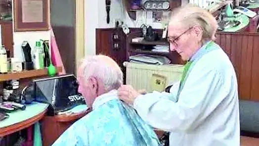 Benito Pitrelli al lavoro nel suo salone con un cliente