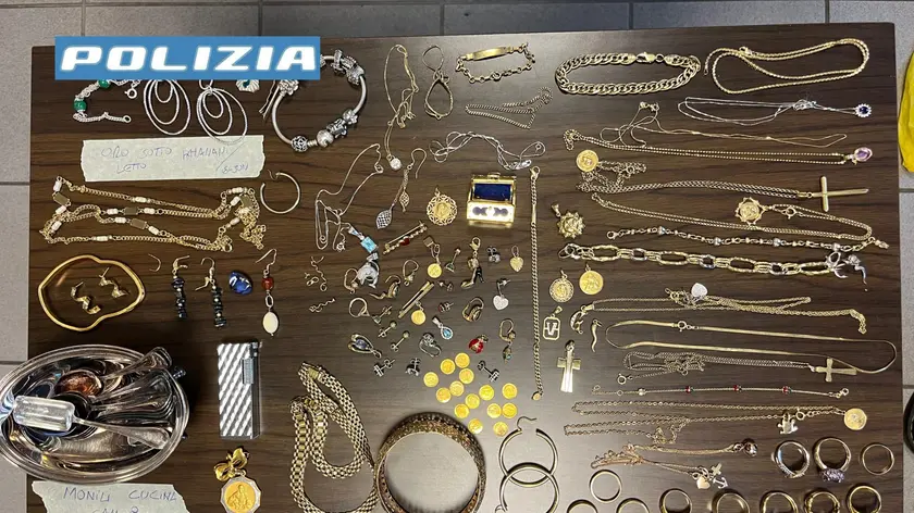 Parte della refurtiva recuperata dalla polizia