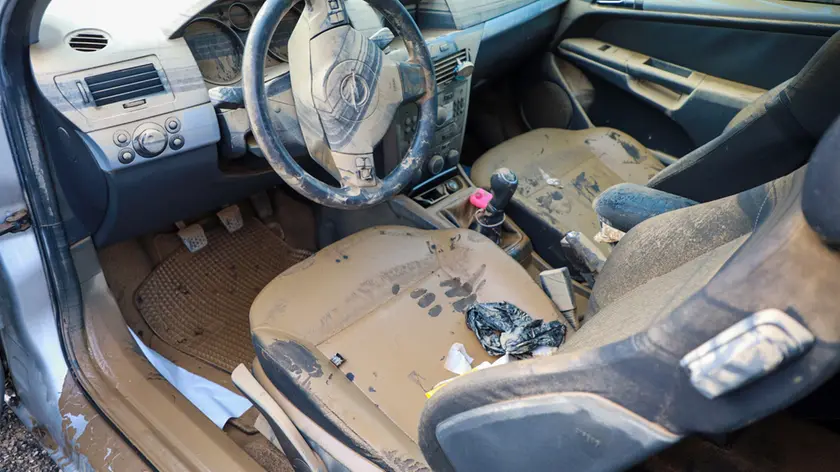 Una delle auto distrutte dal fango (Tibaldi)