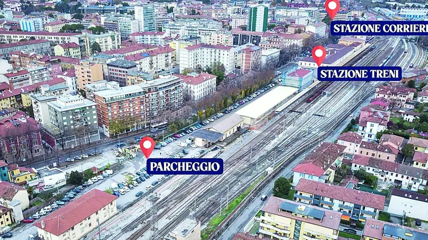 Nell’immagine aerea si vedono l’autostazione, la stazione dei treni e il parcheggio dei dipendenti delle Ferrovie, dove dovrebbe trovare spazio il nuovo terminal delle corriere. Foto petrussi