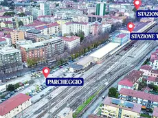 Nell’immagine aerea si vedono l’autostazione, la stazione dei treni e il parcheggio dei dipendenti delle Ferrovie, dove dovrebbe trovare spazio il nuovo terminal delle corriere. Foto petrussi