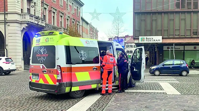 L’arrivo dell’ambulanza e dei carabinieri in via Mazzini foto ambrosio/petrussi