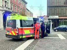 L’arrivo dell’ambulanza e dei carabinieri in via Mazzini foto ambrosio/petrussi
