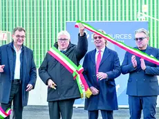 Il sindaco De Toni ha tagliato il nastro del nuovo impianto, con Siciliotti e i vertici di Re2sources ©Foto Petrussi