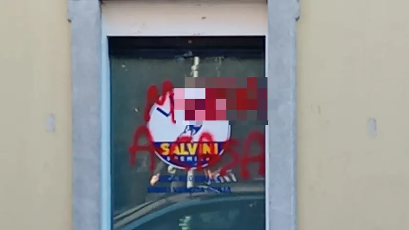 La scritta sulla vetrata in via Aquileia