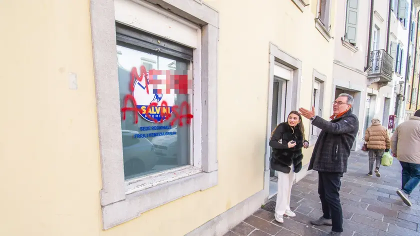 Le scritta sulla vetrata della sede della Lega in via Aquileia. Foto Petrussi
