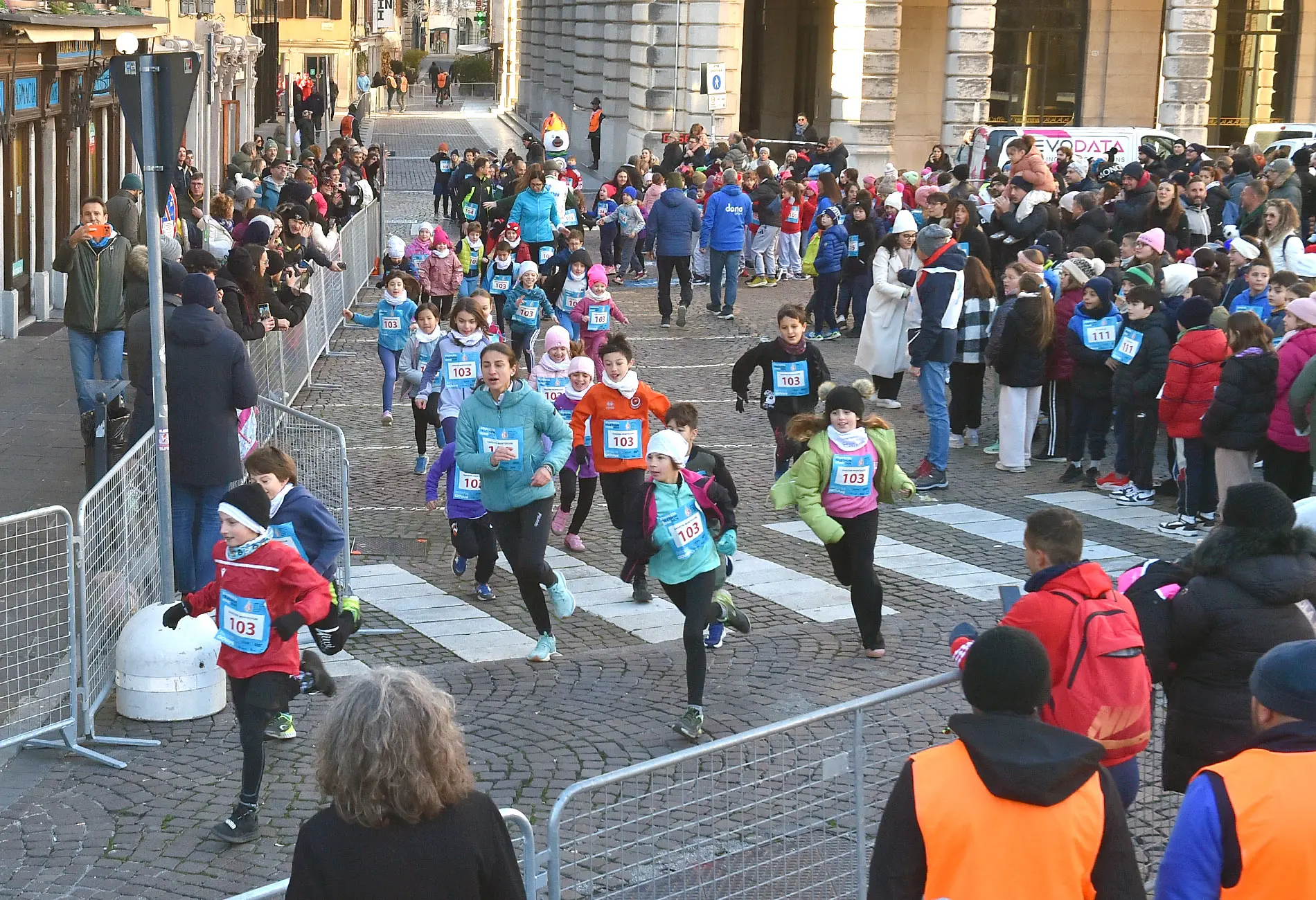 Dalla corsa dei 1.060 team agli “iron man” della 24 ore, fino alle famiglie e ai partecipanti connessi da tutto il mondo: la 27ª edizione chiude con numeri straordinari e la speranza di superare il record di donazioni (Foto petrussi)