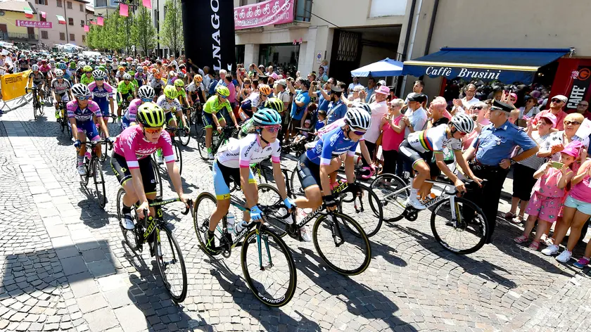 Zoncolan 14 Luglio 2018. Ciclismo Giro d'Italia Femmilnie - Giro Rosa. Arrivo tappa Ticesimo-Zoncolan. Foto Petrussi Annemiek regina del Kaiser. Le donne più forti della fatica.