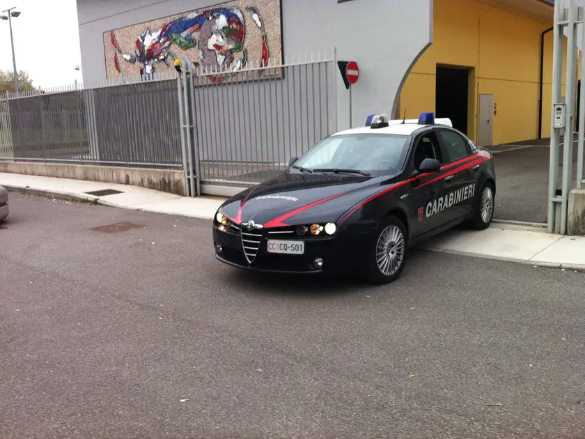 Un'auto dei carabinieri esce dalla stazione di Spilimbergo.