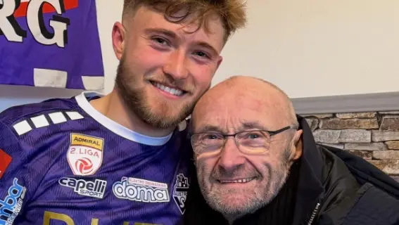 Phil Collins assieme al terzogenito Mathew, calciatore dell'Austria Salzburg
