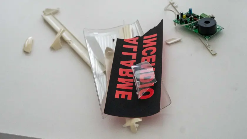 I malviventi hanno anche divelto la centralina dell’allarme antincendio