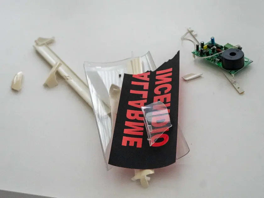 I malviventi hanno anche divelto la centralina dell’allarme antincendio