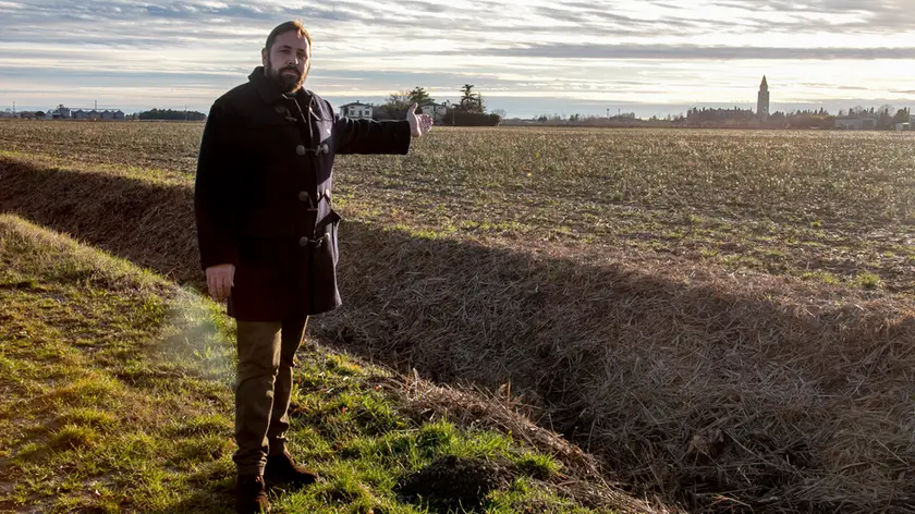 Emanuele Zorino, sindaco di Aquileia, quando mostrava l’area individuata per il parco fotovoltaico