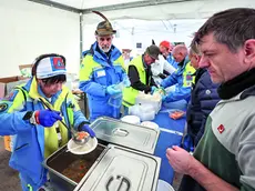 I volontari impegnati a far rinascere Versa. Foto Daniele Tibaldi