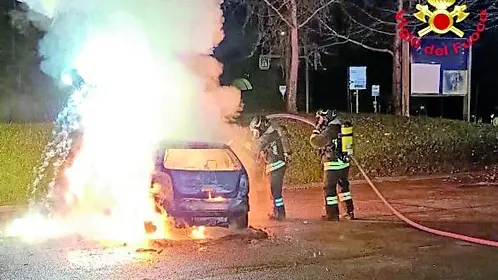 L’intervento dei vigili del fuoco per spegnere il fuoco