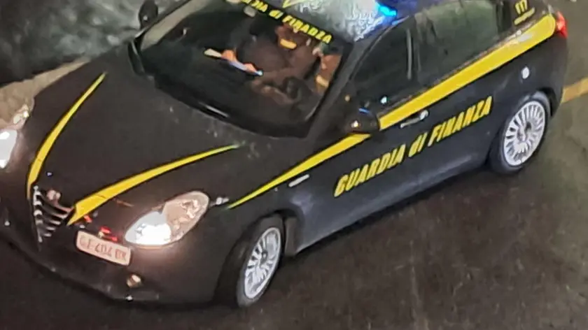 I due hanno tentato di forzare un blocco della guardia di finanza