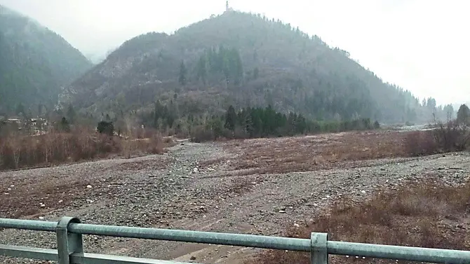 La savanella sul torrente But, nel comune di Arta Terme, realizzata con la ghiaia per creare un muro di sbarramento