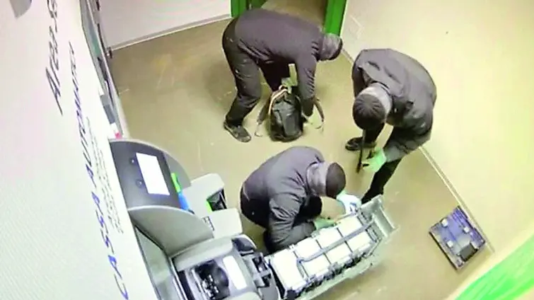 Un fotogramma delle registrazioni video a circuito chiuso che hanno “catturato” l’azione dei malviventi