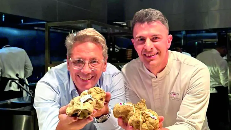 L’imprenditore Massimo Vidoni e lo chef Gheorghe Pintea mostrano il chilo di tartufo portato in Oman
