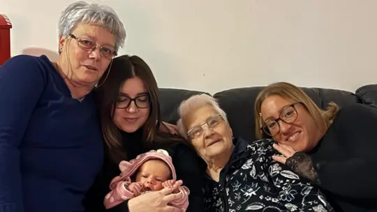 Foto di famiglia con Rita, Aurora con la piccola Emily in braccio, la trisavola Elena e la nonna Valentina
