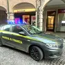 Un’auto della Finanza davanti all’Unicredit di via Vittorio Veneto