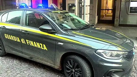 Un’auto della Finanza davanti all’Unicredit di via Vittorio Veneto